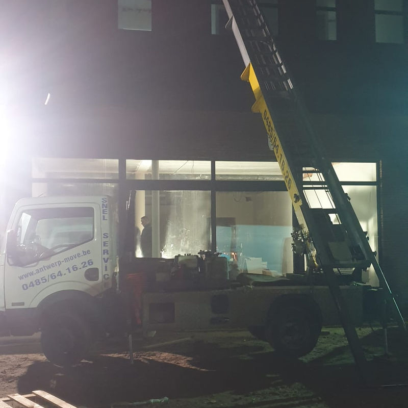 Ladderlift met verhuiswagen bij avond