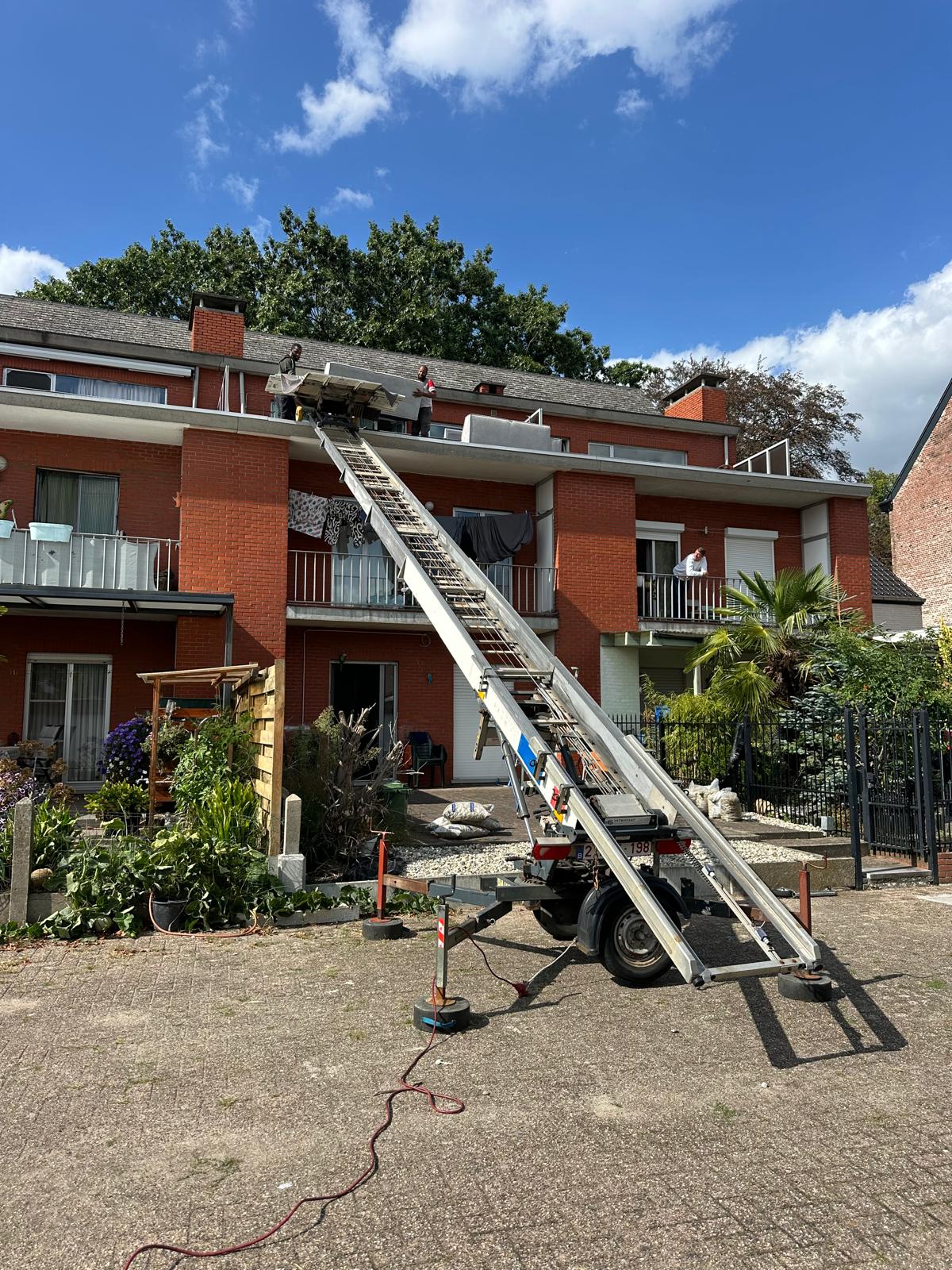 Treklift in actie bij een rijwoning in Antwerpen