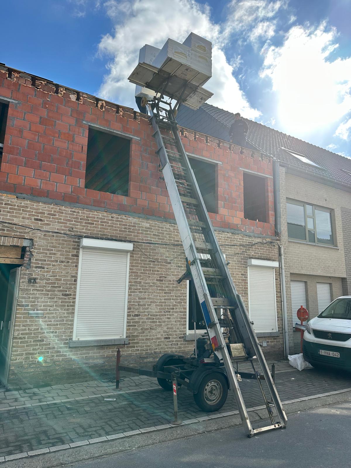 Treklift met lading bij een woning in Antwerpen