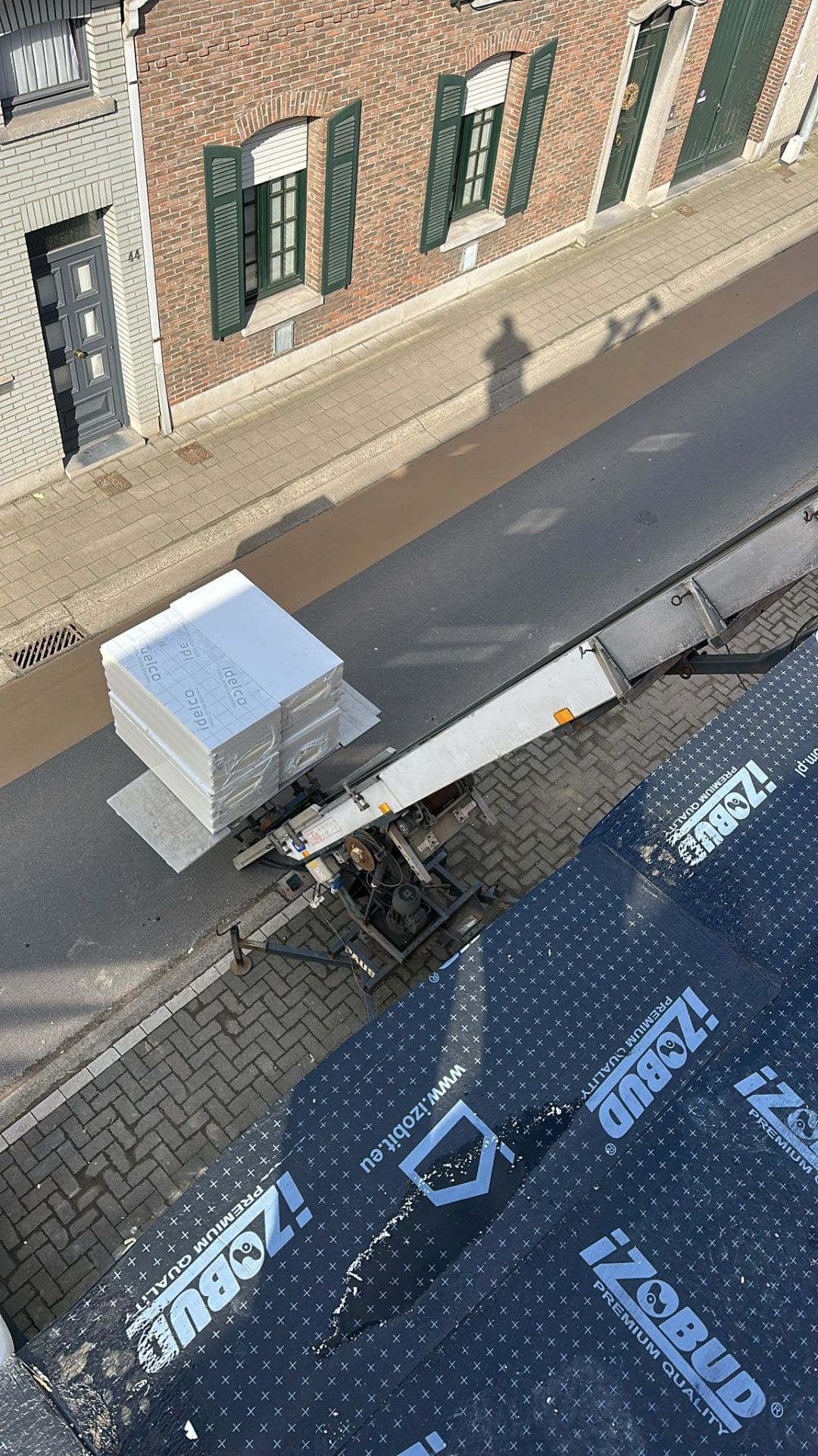 Treklift opgesteld in een tuin voor renovatiewerken