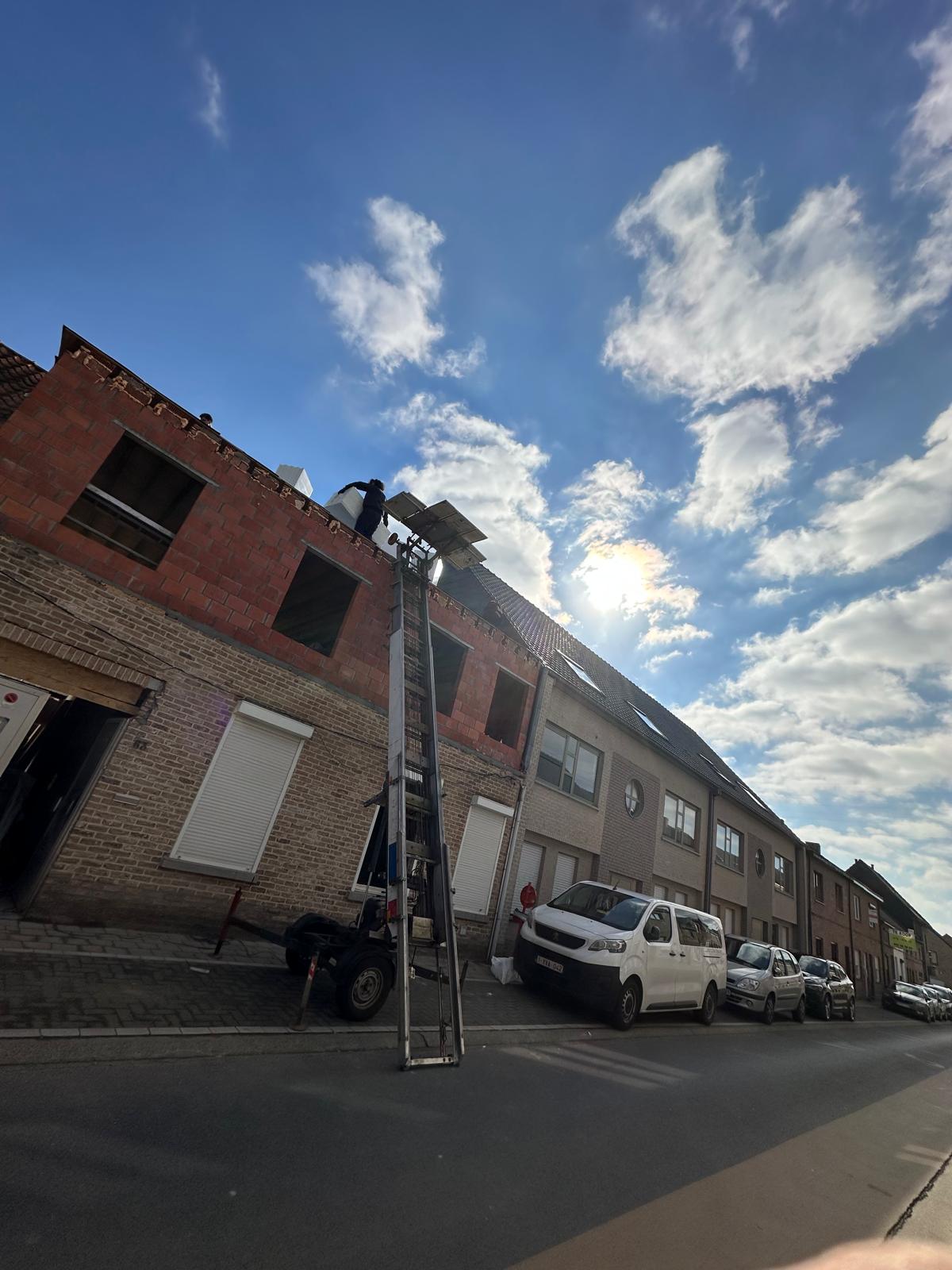 Verhuizers gebruiken een treklift in een Antwerpse straat