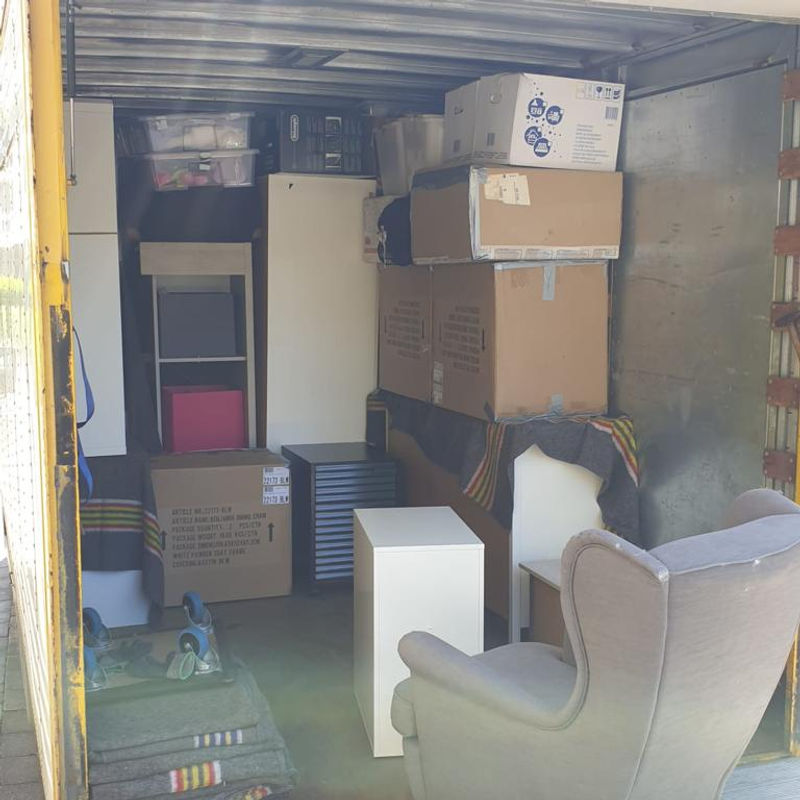 Verhuizing Antwerpen met volgeladen verhuiswagen