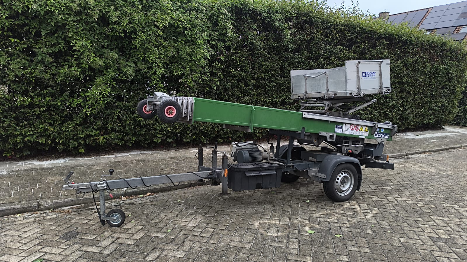 Groene treklift op aanhangwagen voor verhuizing in Antwerpen