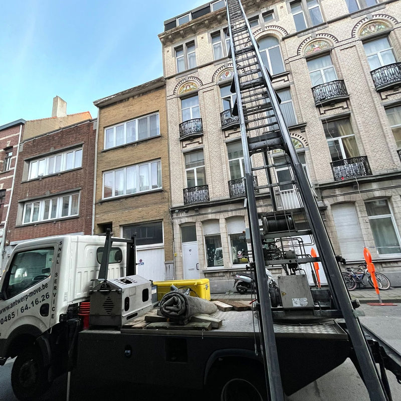 Ladderlift huren Antwerpen aan een appartementsgebouw